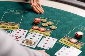 Antarmuka permainan Over Under di acutogel menampilkan garis pemisah yang jelas dan opsi prediksi